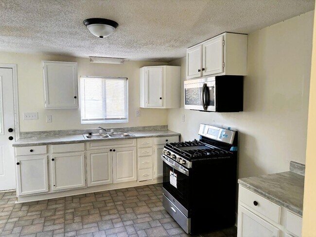 Foto del edificio - 118 Nat Barber Ave