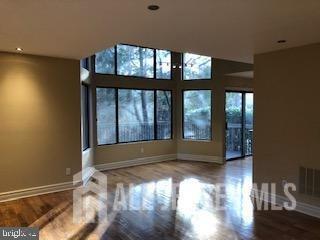 Building Photo - 260 Sayre Dr