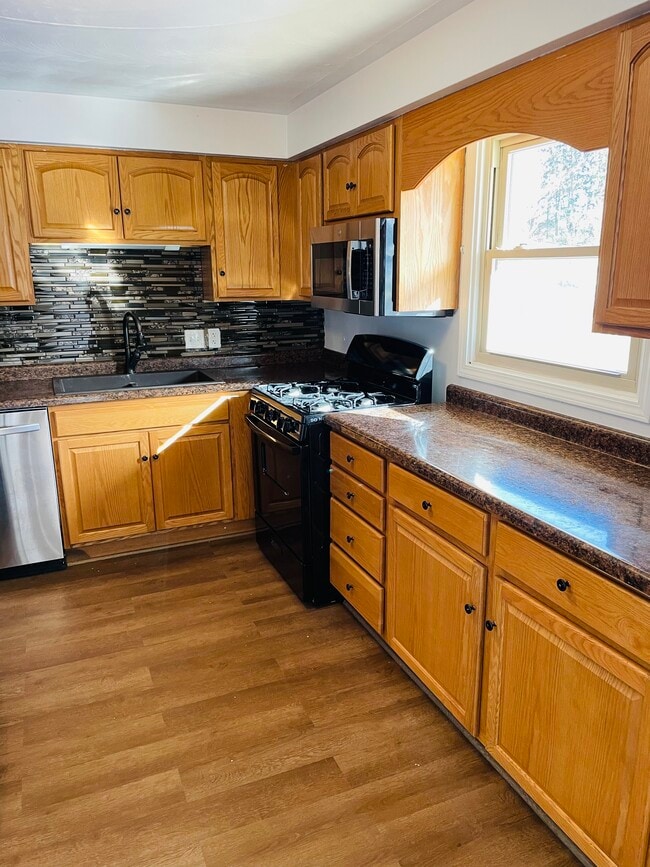 Building Photo - 1742 Windsor Rd