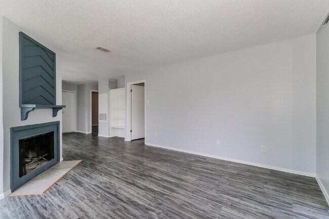 Building Photo - 2002 West Loop Unit B Austin, TX