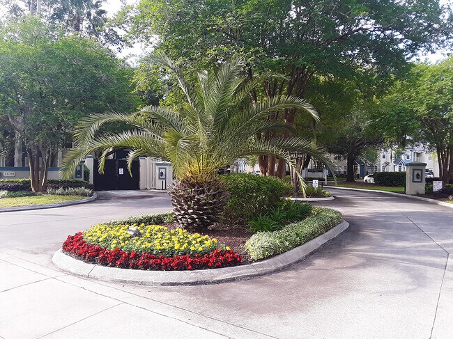 Building Photo - 13700 Richmond Park Dr N