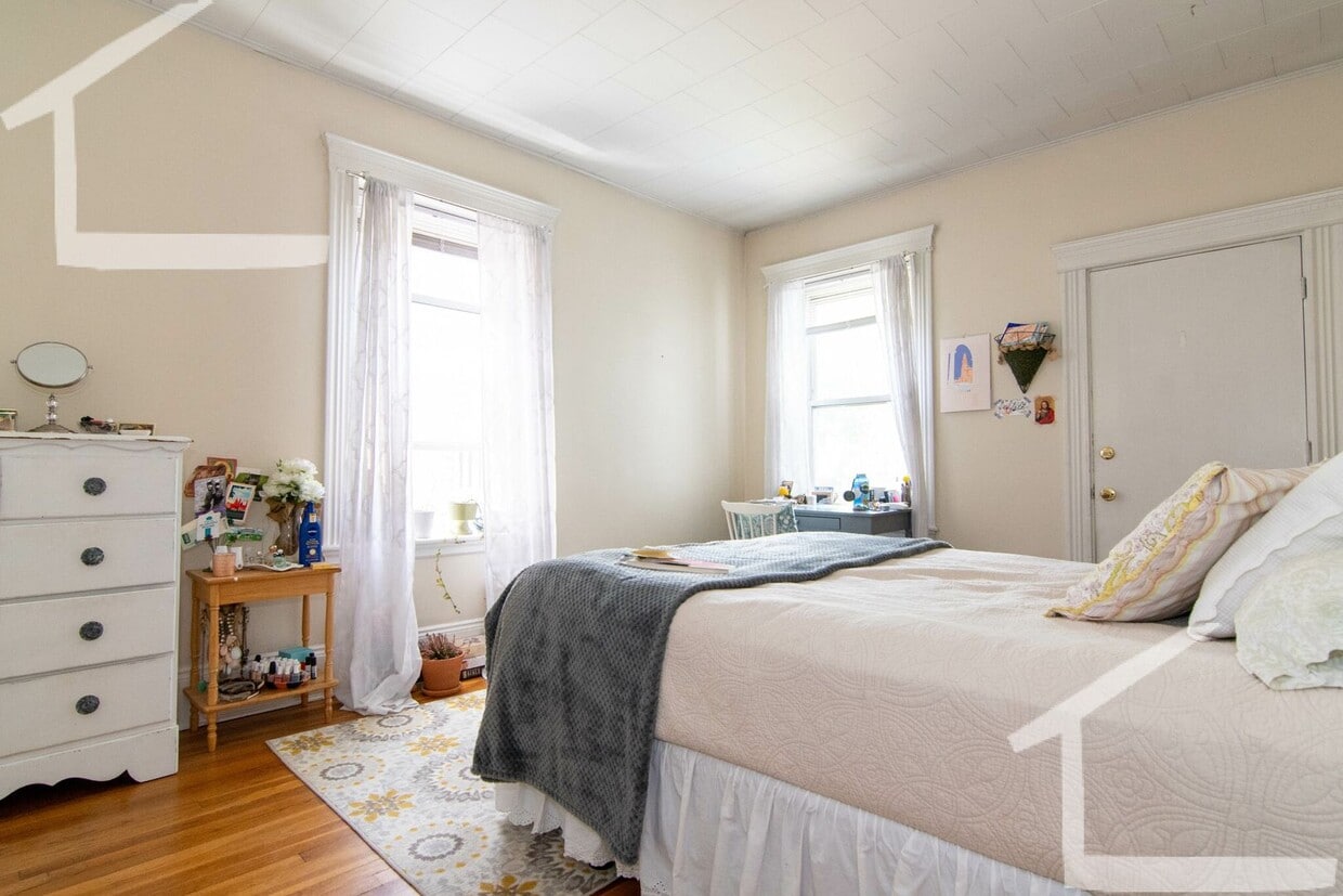 9/1 Coolidge Corner 3BR with equal sized bedrooms, heat inc, sunroom! - 9/1 Coolidge Corner 3BR with equal sized bedrooms, heat inc, sunroom!