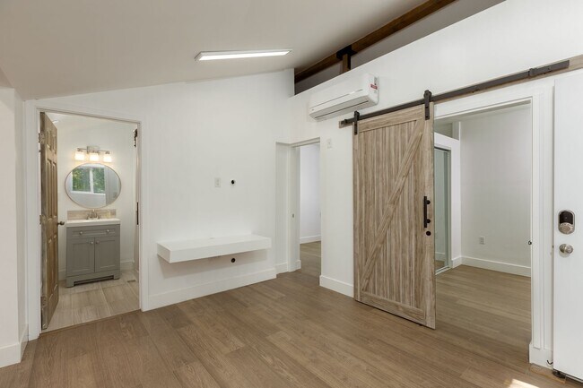 Foto del edificio - Chic 2BD/1BA ADU in Beautiful Granada Hills