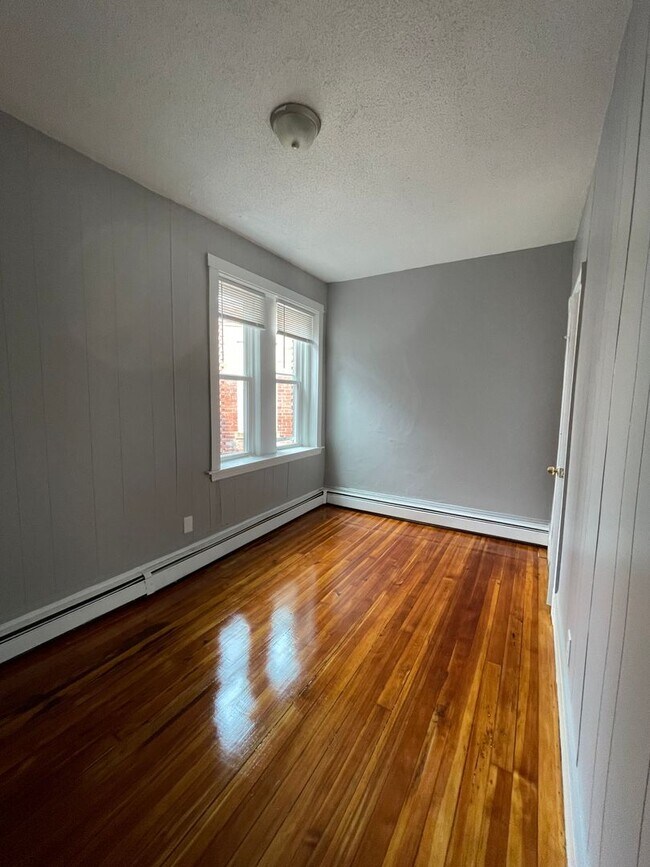Building Photo - 71 Maywood St