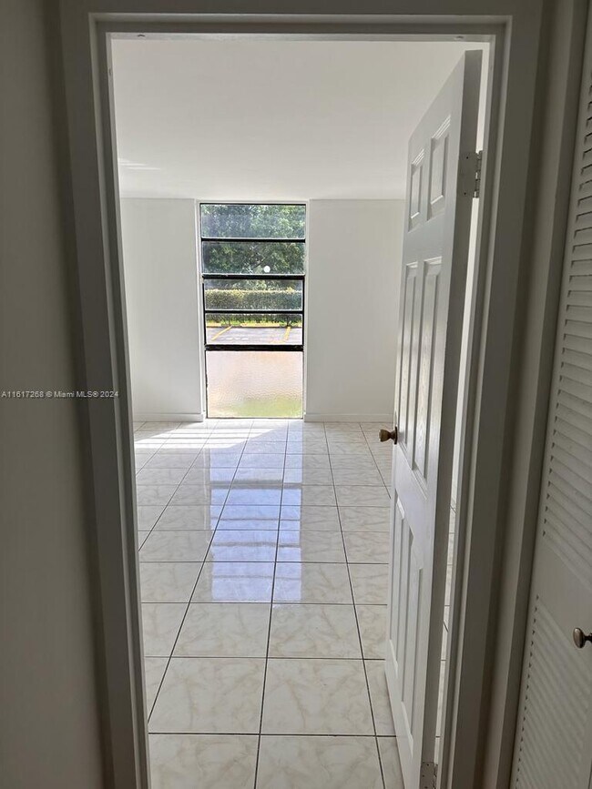 Foto del edificio - 16950 W Dixie Hwy