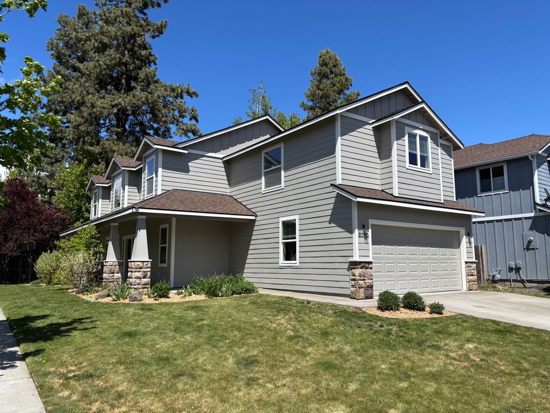 Primary Photo - Newly updated home in SW Bend with large b...