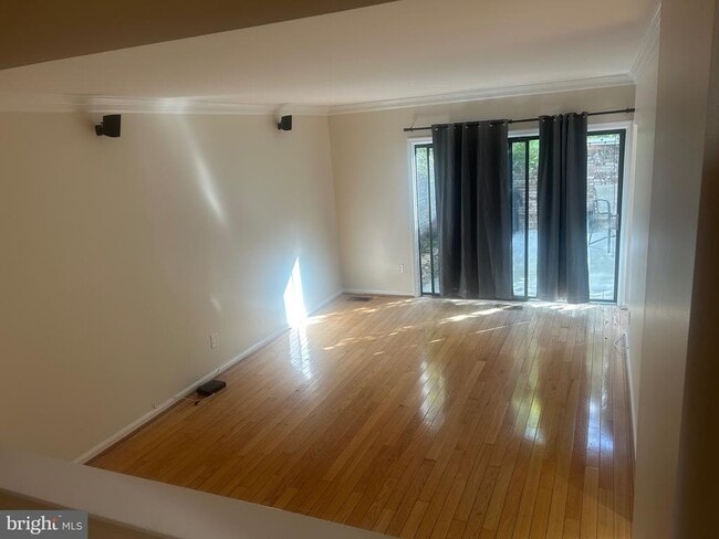 Building Photo - 2045 N Glebe Rd