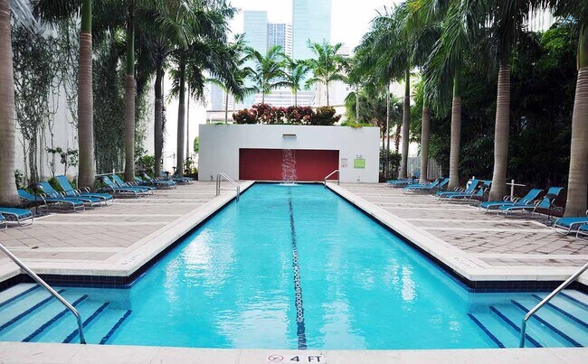 Piscina inferior - 133 NE 2nd Ave