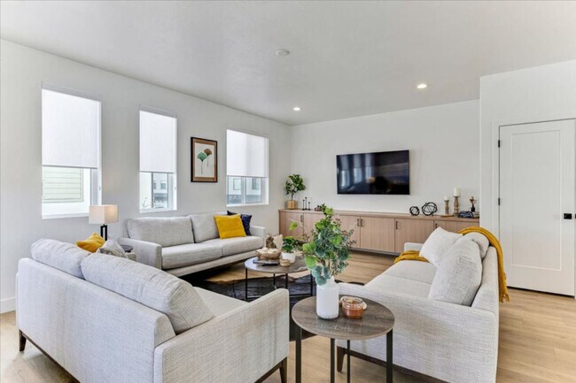 Building Photo - 1055 W 550 S