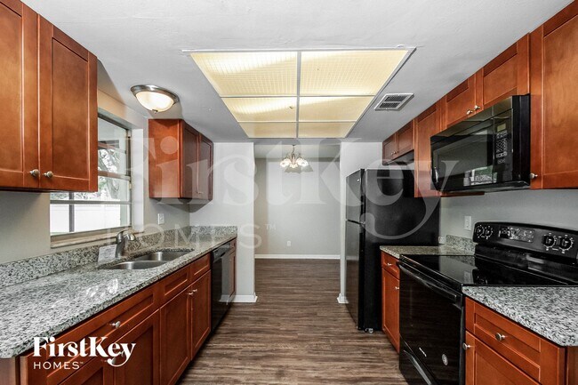 Foto del edificio - 2101 Shady Point Ln