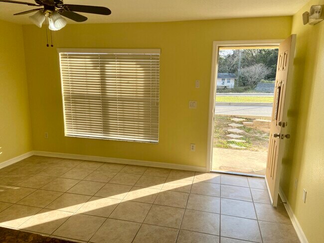 Foto del edificio - 121 Melissa Pl