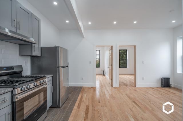 Foto principal - 3 bedroom in BROOKLYN NY 11208