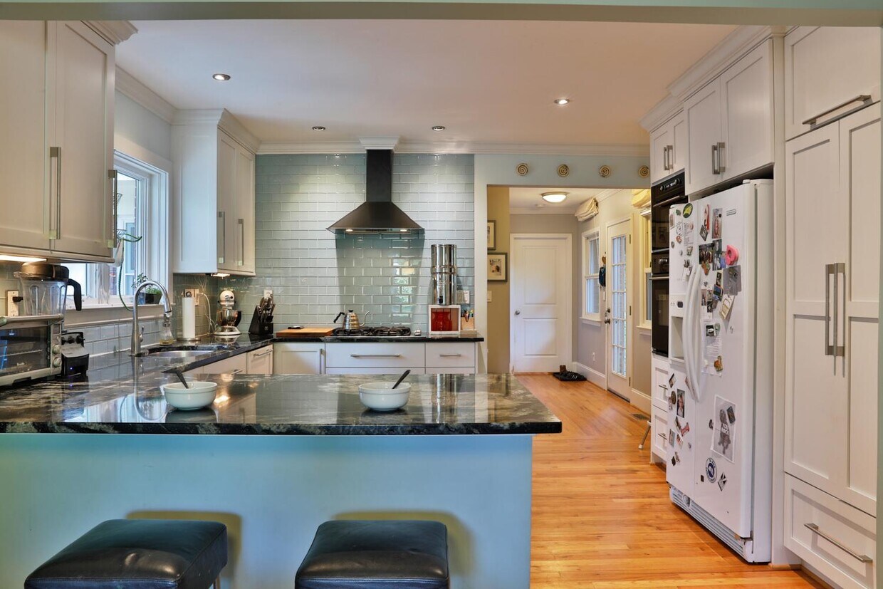 Kitchen - 627 mayview dr