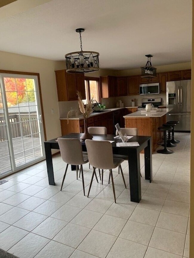 Foto del edificio - 4 Bedroom Single Family Home in Urbandale