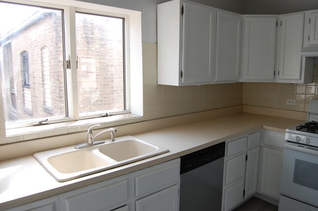 KITCHEN - 2011 W Fargo Ave