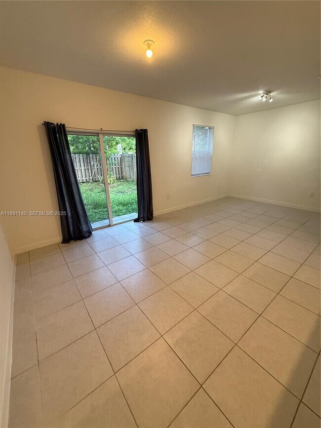 Foto del edificio - 1021 SE 27th Terrace