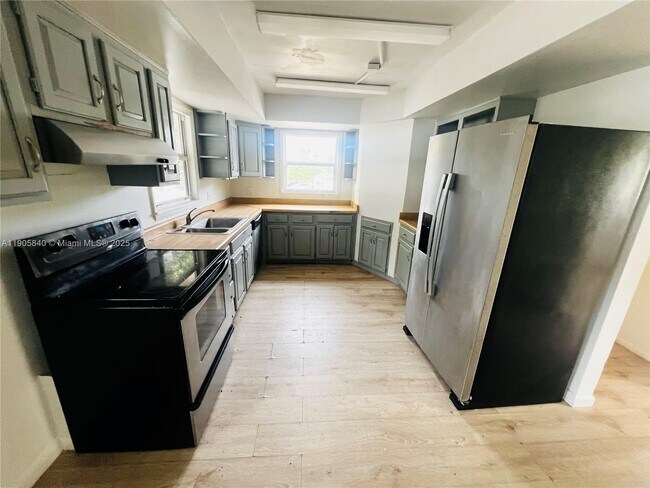 Foto del edificio - 2655 SE Carroll St