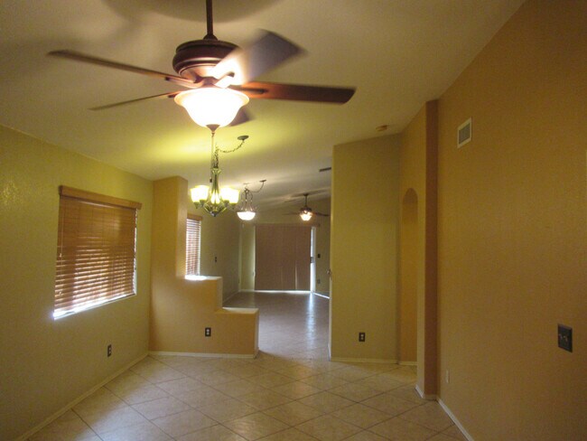 Foto del edificio - Attractive 4 Bedroom 2 Bath Home in the Tu...