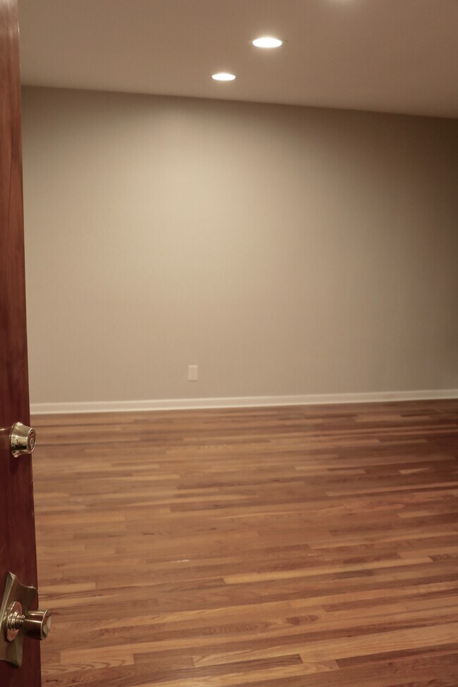 1st floor entrance - 286 Chapel Ave