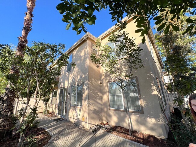 Foto del edificio - Charming Tustin Ranch Home in Gated Community on Golf Course!