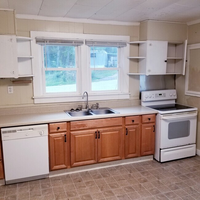 Full Kitchen - 100 Stone Dr