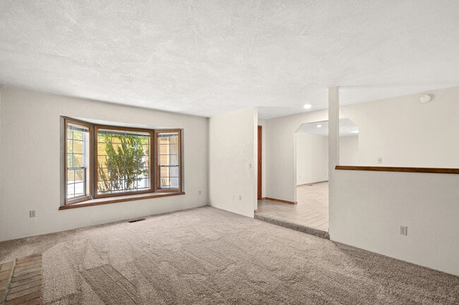 Building Photo - 876 Ridgeway Cir