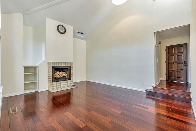 Foto del edificio - Beautiful Remodeled 3 Bedroom Townhome