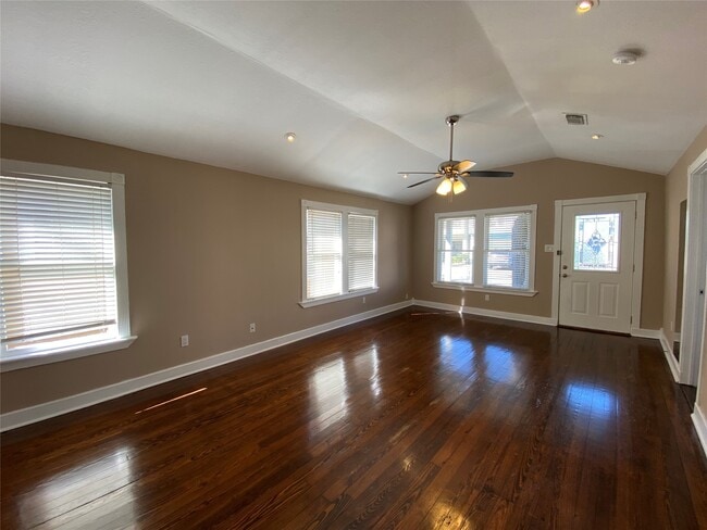 Foto del edificio - 1114 E 27th St