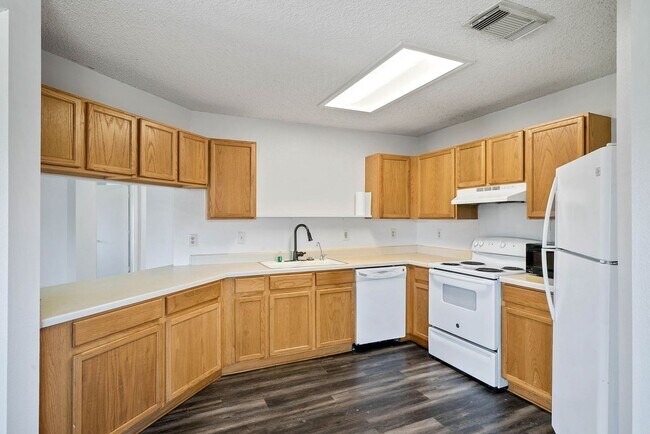 Building Photo - 3 Bedroom and 2 Bathroom located  in Brentfield Subdivision