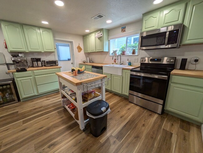 Kitchen - 748 Alta Vista St