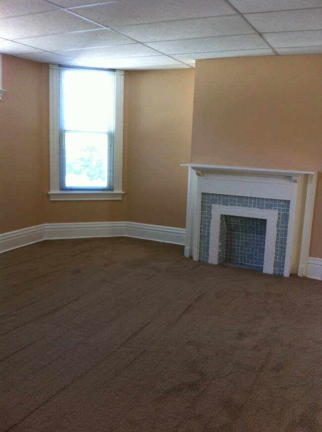 Sala de estar (1) (16' x 15'10") - 933 S Trenton Ave