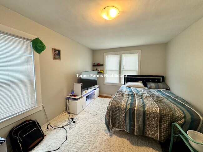 Foto del edificio - 125 Rindge Ave
