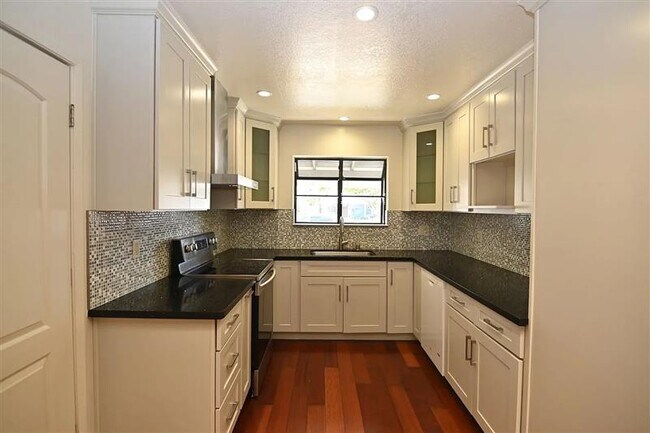 Building Photo - Recently updated 3 bedroom, 2 bath