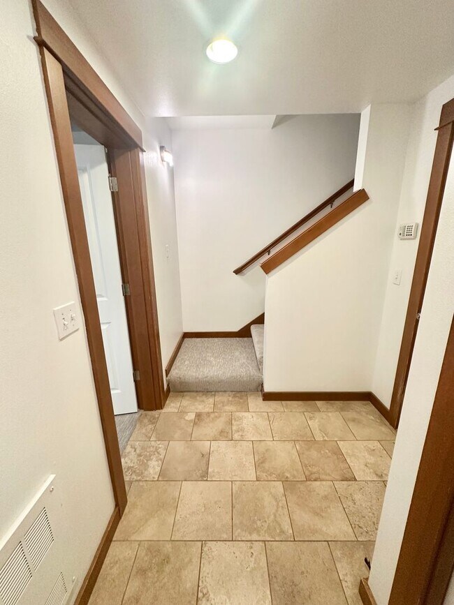 Foto del edificio - $1700 OFF FIRST MONTH! 3-Bedroom, 3.5 Bathroom Townhome Just North of Ballard!