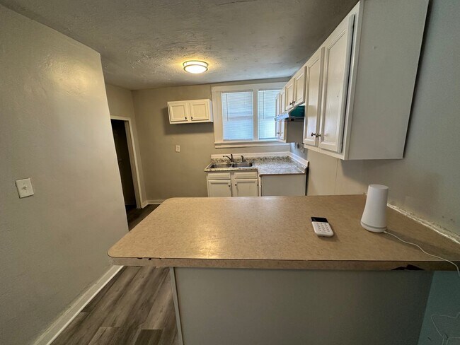 Foto del edificio - 6262 Simpson Ave