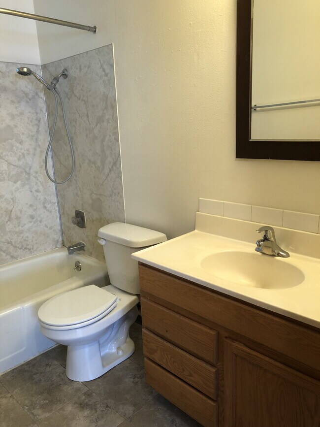 Foto del edificio - Lower level duplex AVAILABLE NOW!