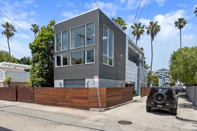 Foto del edificio - 483 Carroll Canal Ct