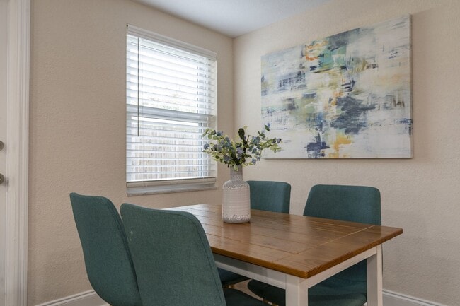 Building Photo - BEAUTIFUL UNIT JUST 5 MINUTE WALK TO DOWNTOWN