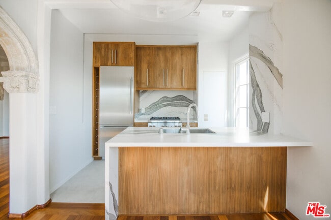 Foto del edificio - 1302 N Sweetzer Ave