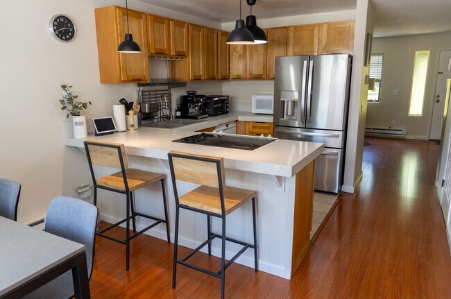 Foto del edificio - For Rent: Charming 2-Bedroom, 2-Story Condo