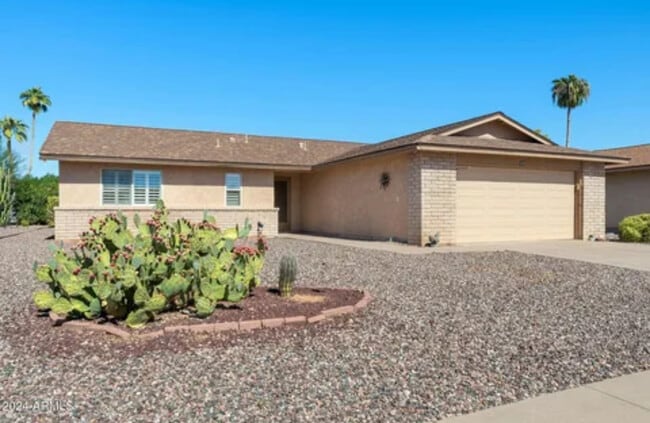 Low maintenance yard - 1032 Leisure World