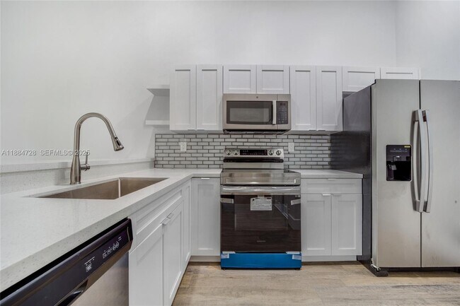 Foto del edificio - 18220 Mediterranean Blvd