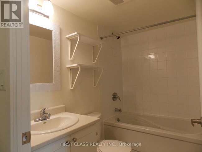 Photo du bâtiment - 816-816 Lansdowne Ave