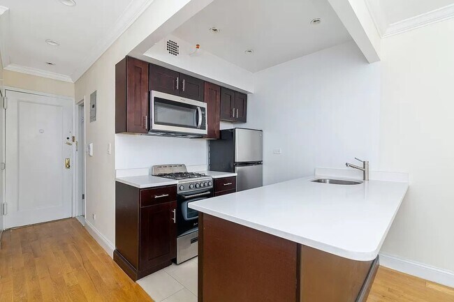 Foto del edificio - 329 W 14th St