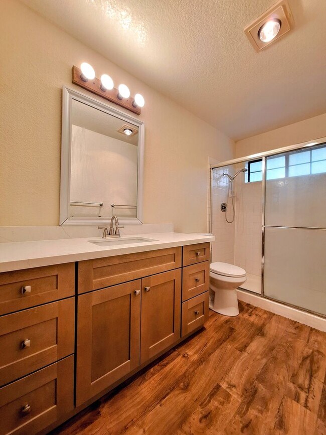 Foto del edificio - Refurbished Condo on 1st Floor With Laundry, Patio, Garage; Next to Pool!