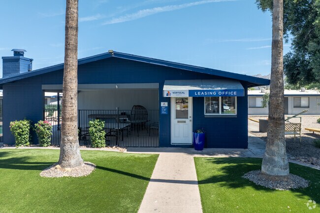 Oficina de arrendamiento - Equinox on Prince Apartments