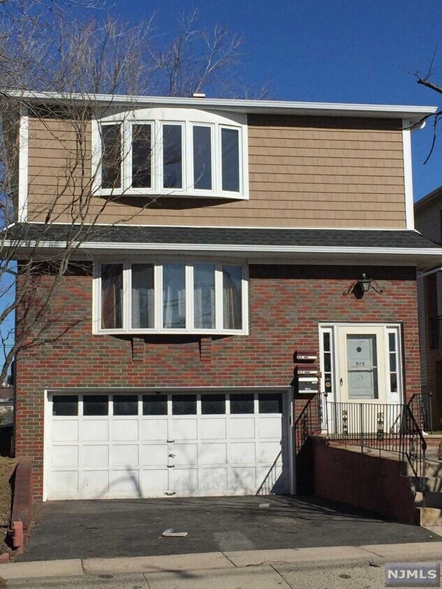 Primary Photo - 515 Valley Brook Ave