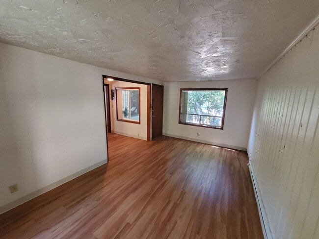Building Photo - 344 1/2 E 14th Ave