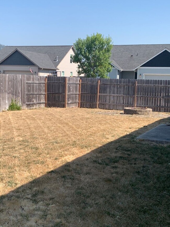 Building Photo - 3 bedroom Home in a desirable neighborhood...