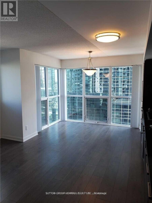 Building Photo - 5162 Yonge St